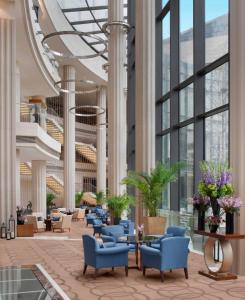 北京北京丽晶酒店，洲际酒店集团旗下的大楼内带蓝色桌椅的大堂