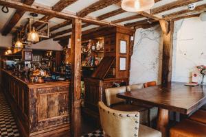 OdihamThe Red Lion的一间酒吧,内设一个木制酒吧,配有木桌和椅子
