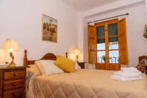 普里埃格·德·科尔多巴La Tesela的一间卧室设有一张床和一个窗口