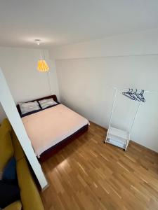 斯科普里Modern Rajcikk Apartment nearby downtown & Vardar river的小房间,设有床和梯子