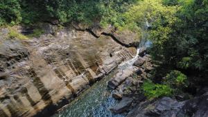 基图尔格勒Moksha at Kitulgala - Rainforest Boutique Hotel的岩石悬崖上瀑布的空中景观