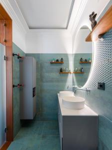 卡利拉Eigner Suite 100 qm - Loft mit Ausblick的浴室设有2个水槽和镜子