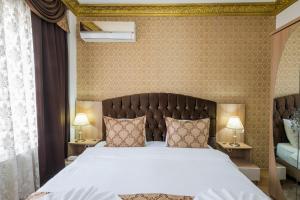 伊斯坦布尔Punto Suite的一间卧室配有一张大床和两盏灯。