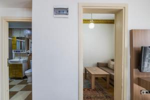 伊斯坦布尔Punto Suite的客厅配有沙发和桌子