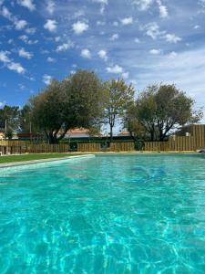 米尔芳提斯城Quinta da Boavista的一个带木栅栏的大型蓝色游泳池