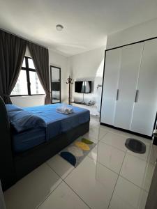 迪沙鲁Desaru Dhancell Executive Homestay All Bedrooms With NETFLIX的一间卧室设有蓝色的床和大窗户