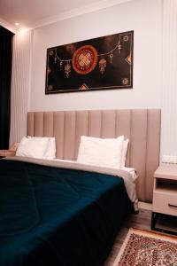 博罗沃耶Лечебно-оздоровительный комплекс Ок-Жетпес的一间卧室配有一张带蓝色毯子的床