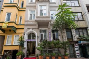 伊斯坦布尔Punto Suite的前面有盆栽植物的建筑