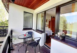 卡尔帕奇阿加塔别墅旅馆的小阳台上配有桌椅。