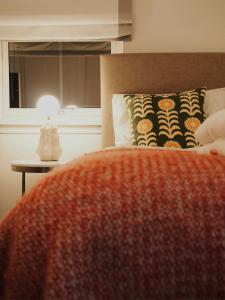 圣安德鲁斯At The Bay的一间卧室配有一张床和一张带台灯的桌子