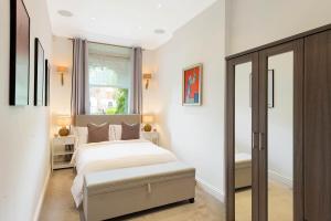 伦敦Beautiful Regents Park Apartment的一间卧室设有一张大床和一个窗户。