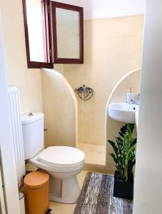 莫诺利索斯Anna’s Villa的一间带卫生间和水槽的浴室