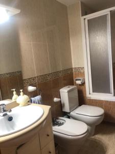 卡拉费尔Apartamento a 20 metros de la playa的浴室配有白色卫生间和盥洗盆。