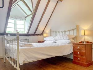 HinstockOld Church Farm的卧室配有白色的床和窗户。