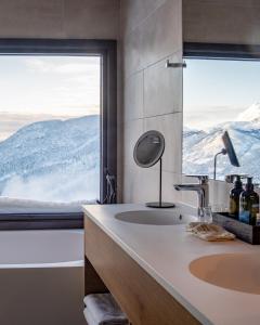 海姆瑟达尔Skarsnuten Mountian SPA&Resort的一间带水槽和大窗户的浴室