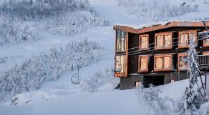 海姆瑟达尔Skarsnuten Mountain Resort & SPA的雪地滑雪小屋 - 带滑雪缆车