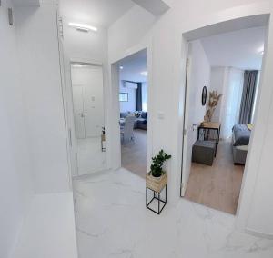 瓦尔纳Nova City Apartments的白色的客厅配有镜子和沙发