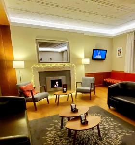 贝拉蒙特桑赛尔索帕克酒店的客厅配有家具和壁炉