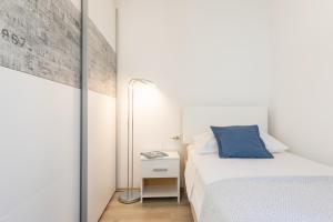 尼亚卢卡Seaview Vela Luka的一间小卧室,配有一张床和镜子