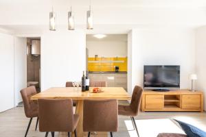 尼亚卢卡Seaview Vela Luka的厨房以及带木桌和椅子的用餐室。