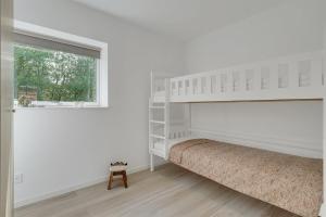 博托比GIMLEretreat的白色的卧室设有双层床和窗户。
