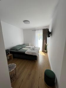 弗罗茨瓦夫SZWEDZKA22 PL Premium Rooms的一间带床的卧室,位于带窗户的房间内