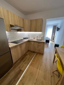 弗罗茨瓦夫SZWEDZKA22 PL Premium Rooms的铺有木地板的厨房,配有木制橱柜。