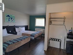 桑达斯基The Cedar Motel的酒店客房设有两张床和窗户。