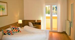 贝拉蒙特桑赛尔索帕克酒店的客厅配有白色沙发和滑动玻璃门