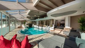 瓦尔道拉Residence Tolderhof - OlangCard included的一座室内泳池