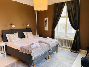 诺尔雪平Vattengrändens Vandrarhem & Hotel的一间卧室配有一张床,上面有两条毛巾