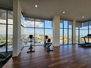 马六甲Quartz Paragon Suites By GGM的大楼内带跑步机和健身器材的健身房