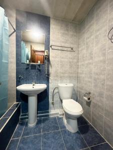 库塔伊西艾默里公园酒店的一间带卫生间和水槽的浴室