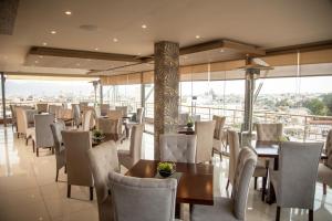 阿雷基帕帆迪朵酒店的餐厅设有桌椅和窗户。