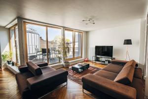 里加Constantine Apartments的带沙发和电视的客厅
