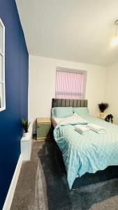曼彻斯特UR PLACE的一间卧室设有一张床和蓝色的墙壁