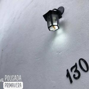 伊塔蒂亚亚Pousada Primavera的墙上有数的光