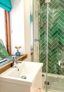 KinlossThe Tower, Moray Firth Holiday Home的一间带水槽和玻璃淋浴的浴室