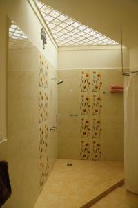马迪凯里Copperhill- A Luxury Homestay的带淋浴和浴帘的浴室