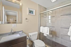 Point O'RocksIsland House Beach Resort 25的浴室配有卫生间、盥洗盆和淋浴。
