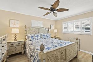 Point O'RocksIsland House Beach Resort 25的一间卧室配有一张床和吊扇