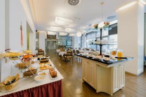 布达佩斯Bliss Residence & Spa的餐厅内展示的自助餐点