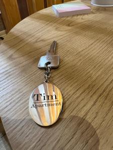 蒂米什瓦拉TimHouse的木桌顶部的钥匙链