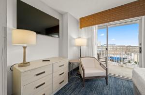 大洋城Hotel Monte Carlo Ocean City的配有一张床、一张书桌和一扇窗户的酒店客房