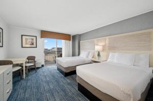大洋城Hotel Monte Carlo Ocean City的酒店客房配有两张床和一张书桌