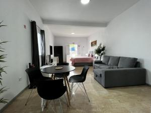 卡尼萨尔Studio Home Away from Home的客厅配有沙发和桌椅