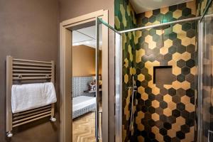 佛罗伦萨佛罗伦萨大教堂酒店的带淋浴的浴室和玻璃门