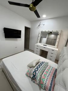 蒙特里亚Hermoso apartamento central的一间卧室配有一张床、一个水槽和吊扇