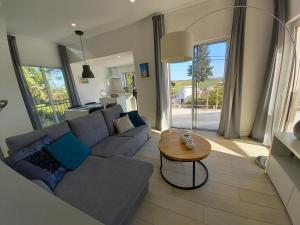 阿尔坎塔里利亚Villa Girassol met zwembad的客厅配有沙发和桌子