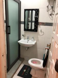 阿克拉SUCCESS ROOM Ensuit - East Legon, Adjiringanor的一间带水槽、卫生间和镜子的浴室